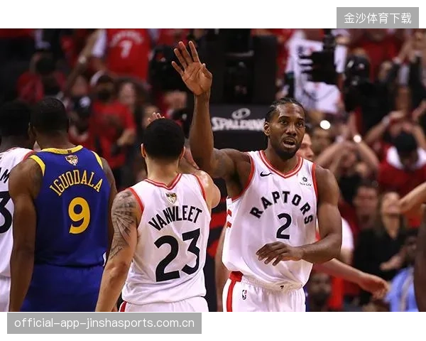 回到同一起跑线！艾萨克·琼斯顺下接球反扣活塞追平比分——NBA赛场上的逆转之美
